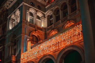 Noel boyunca Galleria Vittorio Emanuele II. Milano 'nun merkezinde akşam yürüyüşü ve alışveriş. Şehir Noel arifesinde. 