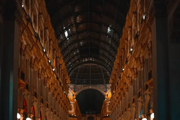 Noel boyunca Galleria Vittorio Emanuele II. Milano 'nun merkezinde akşam yürüyüşü ve alışveriş. Şehir Noel arifesinde. 