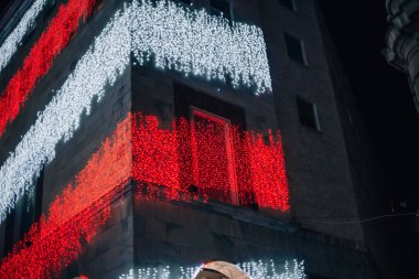 İtalya, Milano 'da Duomo yakınlarında Corso Vittorio Emanuele II' deki Rinascente mağazasının önünde. Mağaza festival sezonundan önce noel ışıklarıyla aydınlanıyor. Yüksek kalite fotoğraf