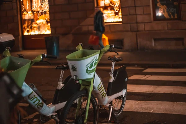 Montenapoleone Bölgesi. Il quadrilatero della moda. Montenapoleone Bölgesi Noel Alışveriş Deneyimi. 