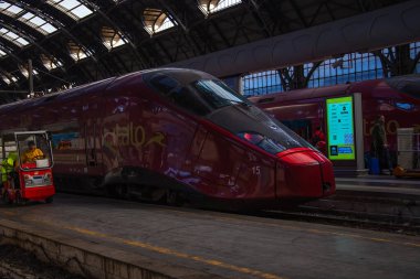 Milan, İtalya 18.12.2023. Milano 'daki tren istasyonu. Milano Centrale, İtalya 'nın en büyük tren istasyonu ve Avrupa' nın en büyük tren istasyonudur. Yüksek kalite fotoğraf