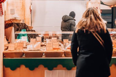 Milan, İtalya. 18.12.2023. Noel Pazarı Mercatini di Natale 2023-2024. Milano 'daki en iyi etkinlikler ve Noel pazarları. Noel konsepti. Hediye ve alışveriş konsepti.