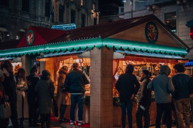 Milan, İtalya. 18.12.2023. Noel Pazarı Mercatini di Natale 2023-2024. Milano 'daki en iyi etkinlikler ve Noel pazarları. Noel konsepti. Hediye ve alışveriş konsepti.