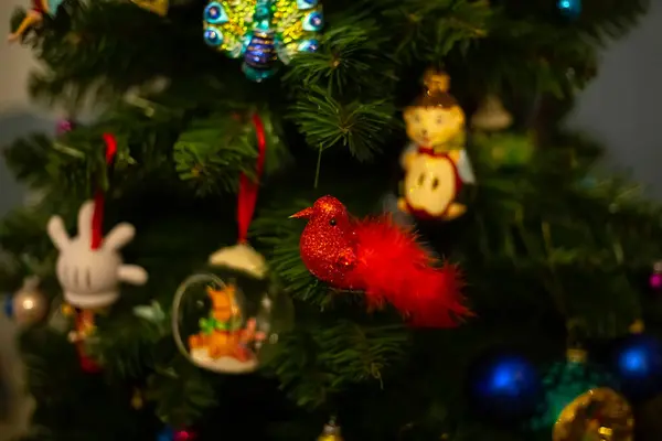 Güzel cam oyuncaklarla süslenmiş Noel ağacı. Noel konsepti.