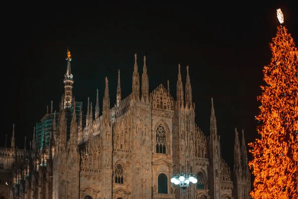 Milan, İtalya kışın 18.12.2023. Milan katedralinin önündeki Noel ağacı, Duomo meydanı Aralık, akşam manzaralı. Milano 'da Noel tatili. Noel ve Yeni Yıl konsepti. Yüksek kalite fotoğraf