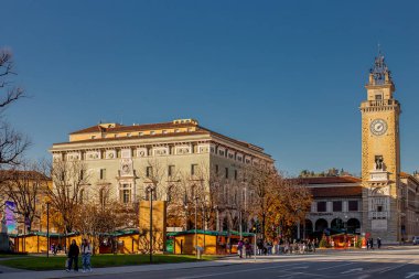 Bergamo, İtalya 19 Aralık 2023 Noel pazarı ve dönme dolap, Mercatini di Natale e ruota panoramica, Bergamo 'da. Bergamo 'nun Noel sokakları. 