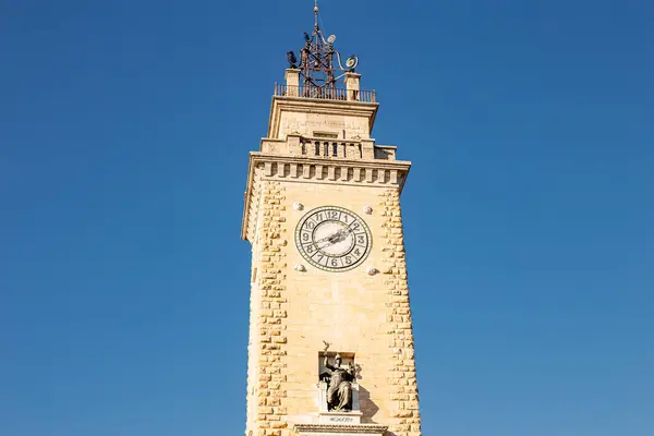 Torre dei Caduti Kulesi, Bergamo şehrinin aşağısındaki Piazza Vittorio Veneto 'da yer alıyor. Bergamo Tarih Müzesi ağının bir parçası. Bergamo, İtalya. 19.12.2023