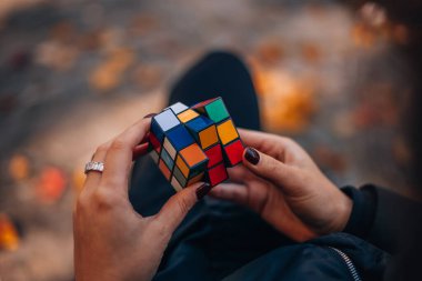 Rubiks Küpü 90 'larda popülerdi. İnternetsiz bir çocukluk. Rebus, yap-boz. Yaratıcı fikirler kavramı. İtalya, Milano 6.11.2023. Yüksek kalite fotoğraf