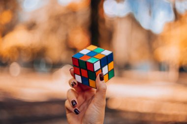 Rubiks Küpü 90 'larda popülerdi. İnternetsiz bir çocukluk. Rebus, yap-boz. Yaratıcı fikirler kavramı. İtalya, Milano 6.11.2023. Yüksek kalite fotoğraf