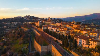 Bergamo, İtalya. Eski şehir merkezi Citta Alta 'nın manzarası. Günbatımında tarihi binaların manzarası. 