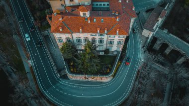 Bergamo, İtalya. Eski şehir merkezi Citta Alta 'nın manzarası. Günbatımında tarihi binaların manzarası. 