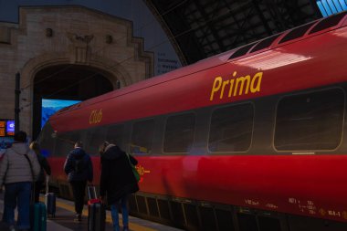Milan, İtalya, 20 Aralık 2023. Kırmızı yüksek hızlı tren. Milano Merkez İstasyonu 'nun yakınındaki yüksek hızlı tren.. 