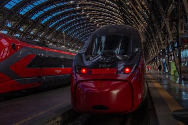 Milan, İtalya, 20 Aralık 2023. Kırmızı yüksek hızlı tren. Milano Merkez İstasyonu 'nun yakınındaki yüksek hızlı tren.. 