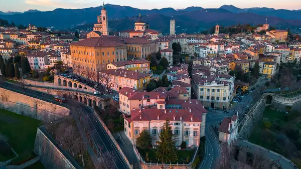 Citta Alta - Bergamo, İtalya. Güneş doğarken eski kasabanın insansız hava görüntüsü. Şehir merkezindeki manzara, tarihi binalar. - Evet. Yüksek kalite fotoğraf