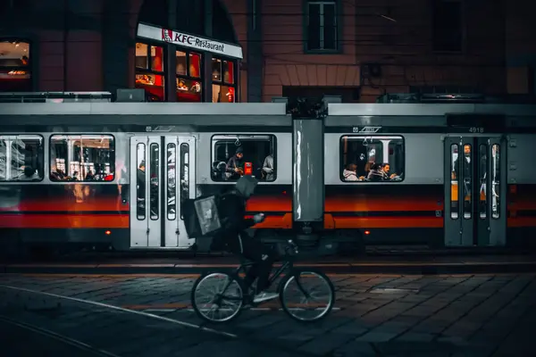 Milan, İtalya 20.12.2023 Akşam Sokağı Milano, İtalya 'nın merkezinde. Yüksek kalite fotoğraf
