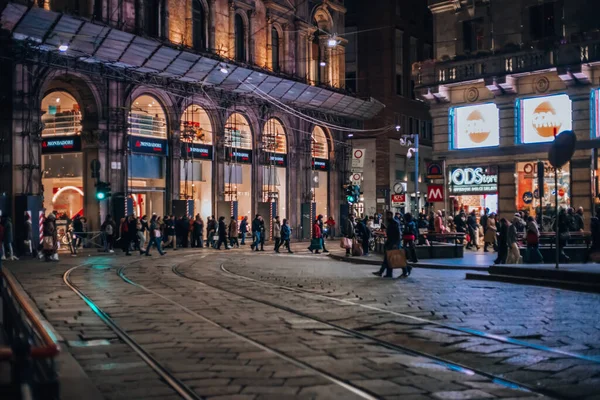 Milan, İtalya 20.12.2023 Akşam Sokağı Milano, İtalya 'nın merkezinde. Yüksek kalite fotoğraf