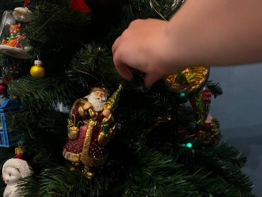 Yeni yıl süslemeleri ve oyuncakları. Yeni yıl atmosferi. Noel arkaplanını kapat. Mutlu Noeller ve mutlu yıllar. Noel Konsepti. 