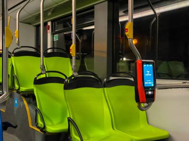 Milano 'da modern bir şehrin elektrik otobüsü solaris' in iç tasarımı. Otobüsün içi boş. Şehirde toplu taşıma. POS terminalini ışınlayın. Ulaşım için ödeme. Milan, İtalya 7.12.2023.