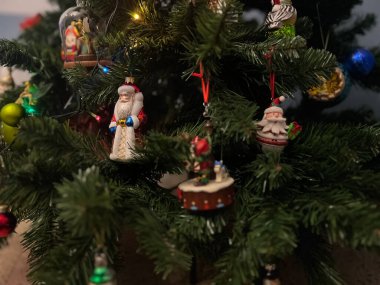 Yeni yıl süslemeleri ve oyuncakları. Yeni yıl atmosferi. Noel arkaplanını kapat. Mutlu Noeller ve mutlu yıllar. Noel Konsepti. 