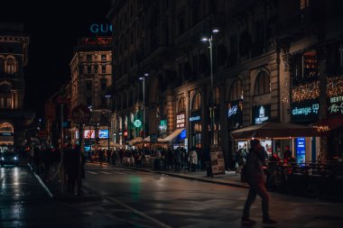 Milan, İtalya 14.12.2023. Milan şehir merkezi akşam sokak manzarası. 