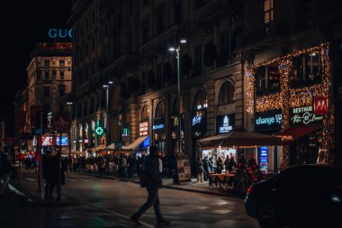 Milan, İtalya 12.12.2023. Milan 'ın tarihi merkezinde akşam caddesi. Tipik İtalyan binaları ve Lombard 'ın başkenti Milan' da sokak manzarası. Yüksek kalite fotoğraf