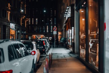 Milan, İtalya 12.12.2023. Milan 'ın tarihi merkezinde akşam caddesi. Tipik İtalyan binaları ve Lombard 'ın başkenti Milan' da sokak manzarası. Yüksek kalite fotoğraf