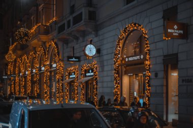 Monte Napolyon üzerinden alışveriş caddesi. Milano 'nun şık semtindeki pencerelerde Montenapoleone tabelası var. Monte Napolyon Caddesi 'ndeki Vacheron Constantin mağazası. Milan, İtalya 2.12.2023