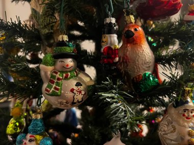 Noel ağacındaki güzel cam süslemeler. Yakın plan. Güzel bir Noel geçmişi. Yeni yıl için dekorasyon ve dekor konsepti. Yeni yıl kartı 2024. Yüksek kalite fotoğraf