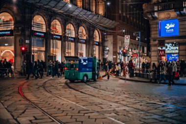 Milano şehir merkezi, bir Noel sezonu boyunca gece manzarası. Milan, İtalya 11.12.2023. 