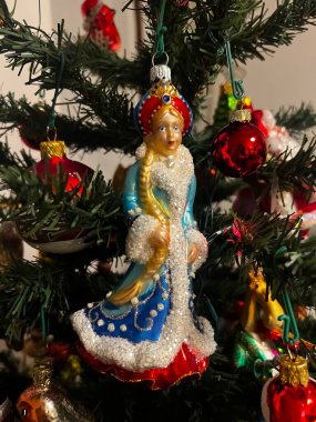 Noel ağacındaki güzel cam süslemeler. Yakın plan. Güzel bir Noel geçmişi. Yeni yıl için dekorasyon ve dekor konsepti. Yeni yıl kartı 2024. Yüksek kalite fotoğraf