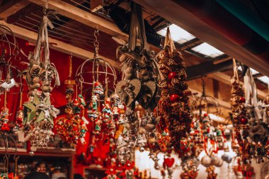 Milan, İtalya 15.12.2023. Piazza Duomo 'daki Noel Pazarı 1 Aralık 2023' ten 6 Ocak 2024 'e kadar. Milano 'da Mercatini di Natale. Yüksek kalite fotoğraf