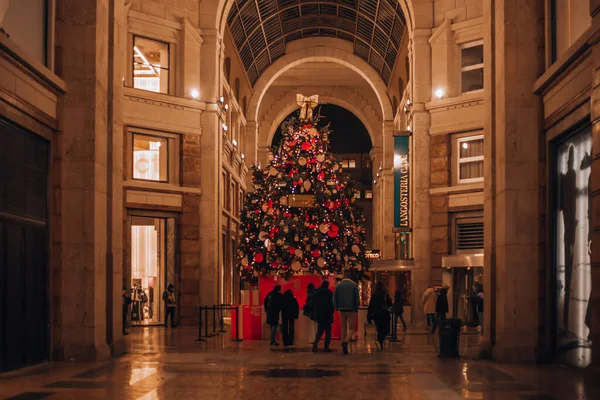 Milano Noeli. Milano 'nun göbeğindeki yılbaşı ağacı Galleria del Corso' daki Victoria Secret 'tan. Şehrin gece fotoğrafçılığı. Milan, İtalya 6.12.2023.