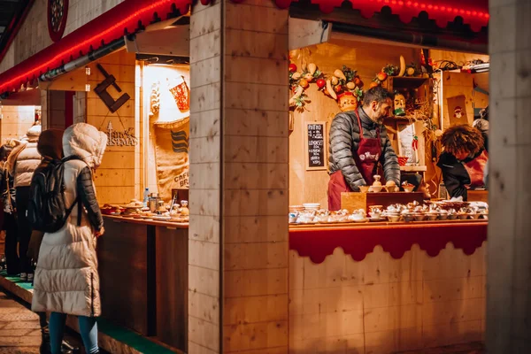 Milan, İtalya 12.12.2023. Piazza Duomo 'daki Noel Pazarı 1 Aralık 2023' ten 6 Ocak 2024 'e kadar. Yüksek kalite fotoğraf