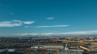 Moda başkenti Milan 'ı Aralık ayında bir dronun mavi gökyüzüne karşı izleyin. San Donato Milano 'dan Milan' ın insansız hava aracı görüntüsü. Metro istasyonu San Donato M3 Milano
