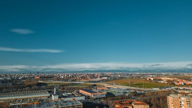 Moda başkenti Milan 'ı Aralık ayında bir dronun mavi gökyüzüne karşı izleyin. San Donato Milano 'dan Milan' ın insansız hava aracı görüntüsü. Metro istasyonu San Donato M3 Milano. 