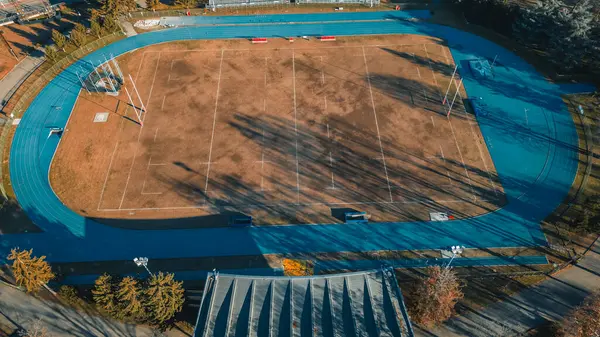 SAN DONATO MILANESİ. Stadyumun insansız hava aracı görüntüsü. San Donato 'da öğrenci asistanı. Atletica Leggera, Rugby San Donato 1981 ASD. Parco Enrico Mattei. 