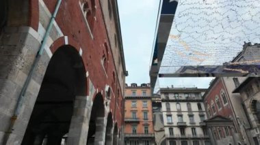 Milano 'da Noel ağacı. Baci Perugina her il Natale için bir Milano takıyor. Mercanti Meydanı. 29.12 dolar. 2023 Milano, İtalya