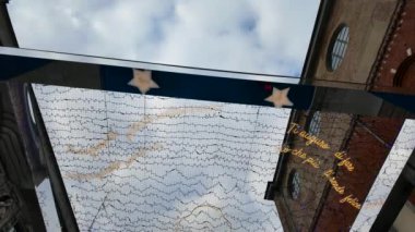 Milano 'da Noel ağacı. Baci Perugina her il Natale için bir Milano takıyor. Mercanti Meydanı. 29.12 dolar. 2023 Milano, İtalya