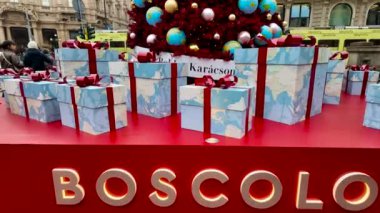 Milano 'da Noel ağaçları. Boscolo illumina piazza Cordusio con un albero di Natale. Milan, İtalya 29.12.2023