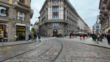 Yılbaşı tatilinde Milano 'nun göbeğinde yürümek. Sforza Kalesi 'ne yürü. Dante yoluyla, Milan, İtalya 25.01.202