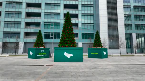 意大利米兰Santa Giulia区广场上美丽的圣诞树2024年1月3日 — 图库视频影像