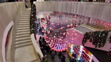 Milan 'ın merkezinde, Duomo katedralinin yanında bir oyuncakçı dükkanı. İtalya 'da Noel tatili, Milan 25.01.2023