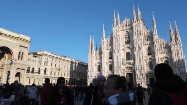 Milano 'da Noel ve Yeni Yıl. Duoma Katedral Meydanı ve turistlerle dolu sokaklar. Hiperlapse. İtalya, Milan 3.01.2024