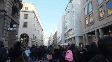 Yeni yıl tatili boyunca Milano şehir merkezinde. Birçok turist, Duomo Katedrali yakınlarındaki Milano şehir merkezinde yürüyüş ve alışveriş yapıyor. Hiperhız. Milan, İtalya, Lombardy 4.01.2024. Yüksek kaliteli FullHD görüntüler