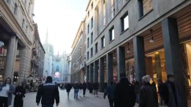 Yeni yıl tatili boyunca Milano şehir merkezinde. Birçok turist, Duomo Katedrali yakınlarındaki Milano şehir merkezinde yürüyüş ve alışveriş yapıyor. Hiperhız. Milan, İtalya, Lombardy 4.01.2024. Yüksek kaliteli FullHD görüntüler