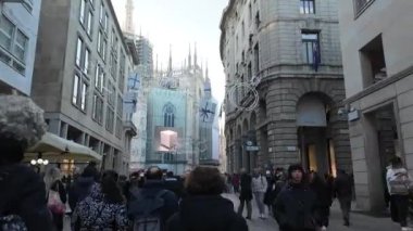 Yeni yıl tatili boyunca Milano şehir merkezinde. Birçok turist, Duomo Katedrali yakınlarındaki Milano şehir merkezinde yürüyüş ve alışveriş yapıyor. Hiperhız. Milan, İtalya, Lombardy 4.01.2024. Yüksek kaliteli FullHD görüntüler