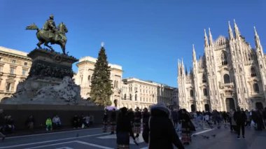 Yeni yıl tatili boyunca Milano şehir merkezinde. Birçok turist, Duomo Katedrali yakınlarındaki Milano şehir merkezinde yürüyüş ve alışveriş yapıyor. Hiperhız. Milan, İtalya, Lombardy 4.01.2024. Yüksek kaliteli FullHD görüntüler