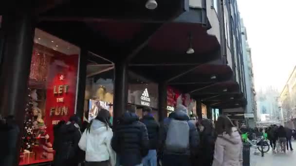 Milaan Centrum Tijdens Nieuwjaarsvakantie Veel Toeristen Lopen Winkelen Het Centrum — Stockvideo
