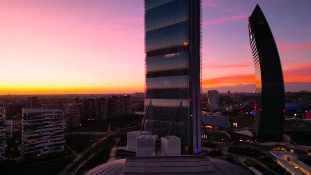 Όμορφη Πόλη Sunset Μιλάνο Ουρανοξύστες Βραδιά Θέα Από Drone Αεροφωτογραφία — Αρχείο Βίντεο