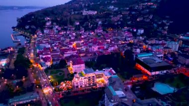 Maggiore Gölü, İtalya, Stresa 'da güzel pembe gün batımı. İtalya 'da Noel tatili boyunca İHA uçurmak